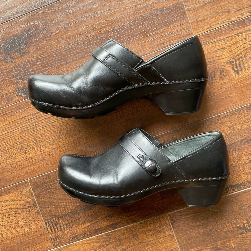Dansko Solstice Black Button Clog Eu41 - image 2
